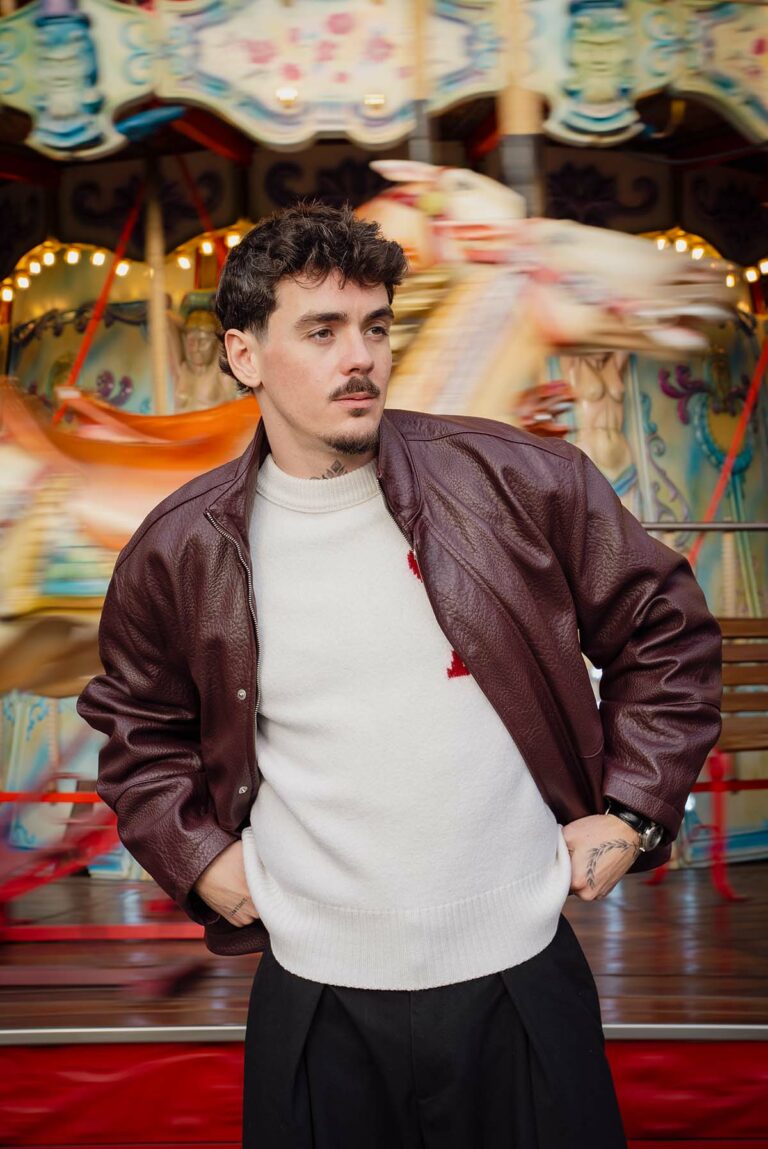 portrait d'un homme devant le carousel du marché de noel de rouen