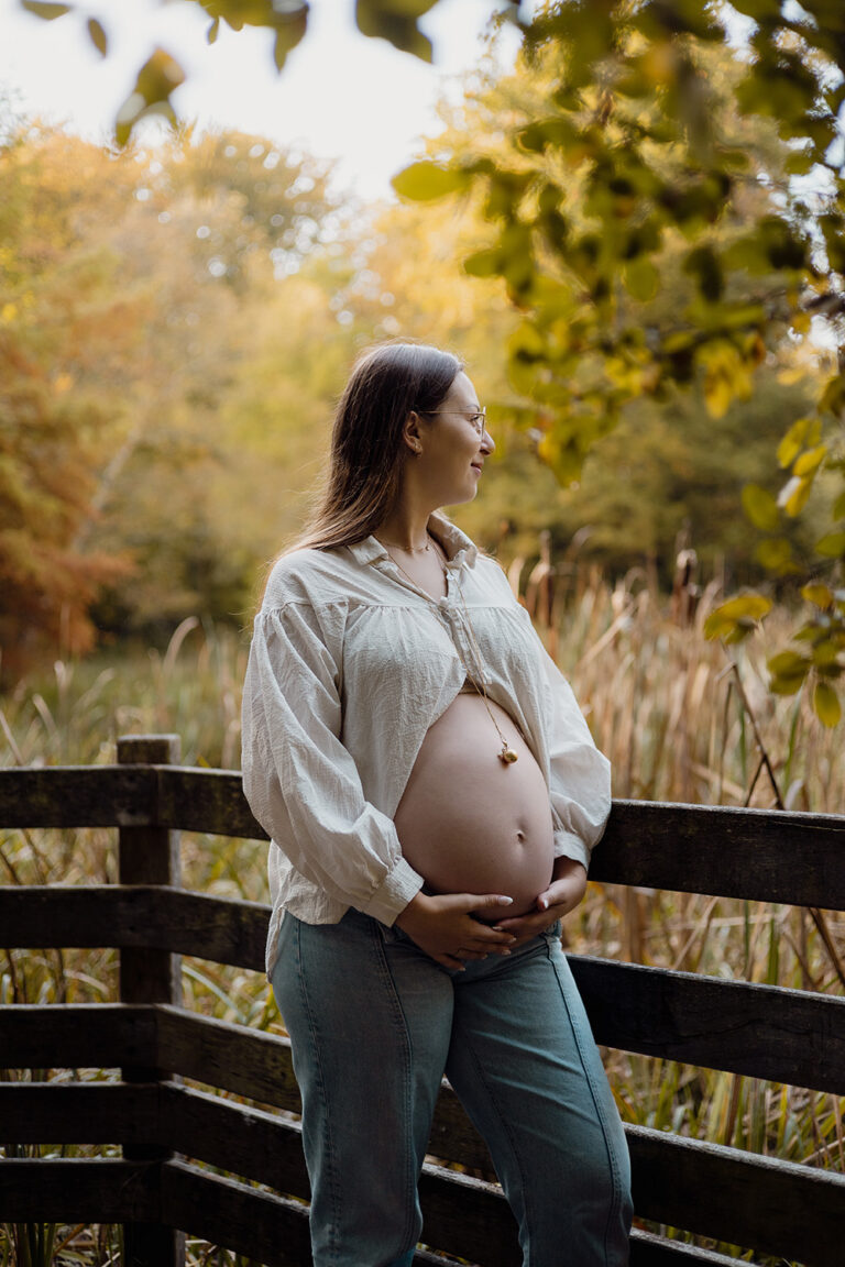 portrait d'une femme enceinte dans une fôret près de rouen