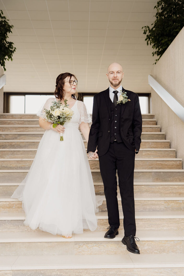 séance photo de couple à la mairie durant un mariage en normandie par une photographe