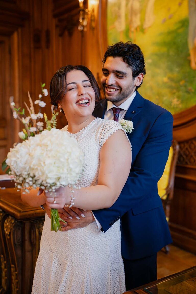 séance photo de couple à l'hotel de ville de rouen durant un mariage en normandie par une photographe
